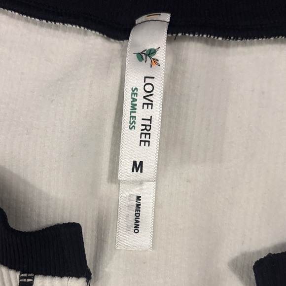 Ribbed V Neck Crop Top White and Black Size Medium - Picture 4 of 5